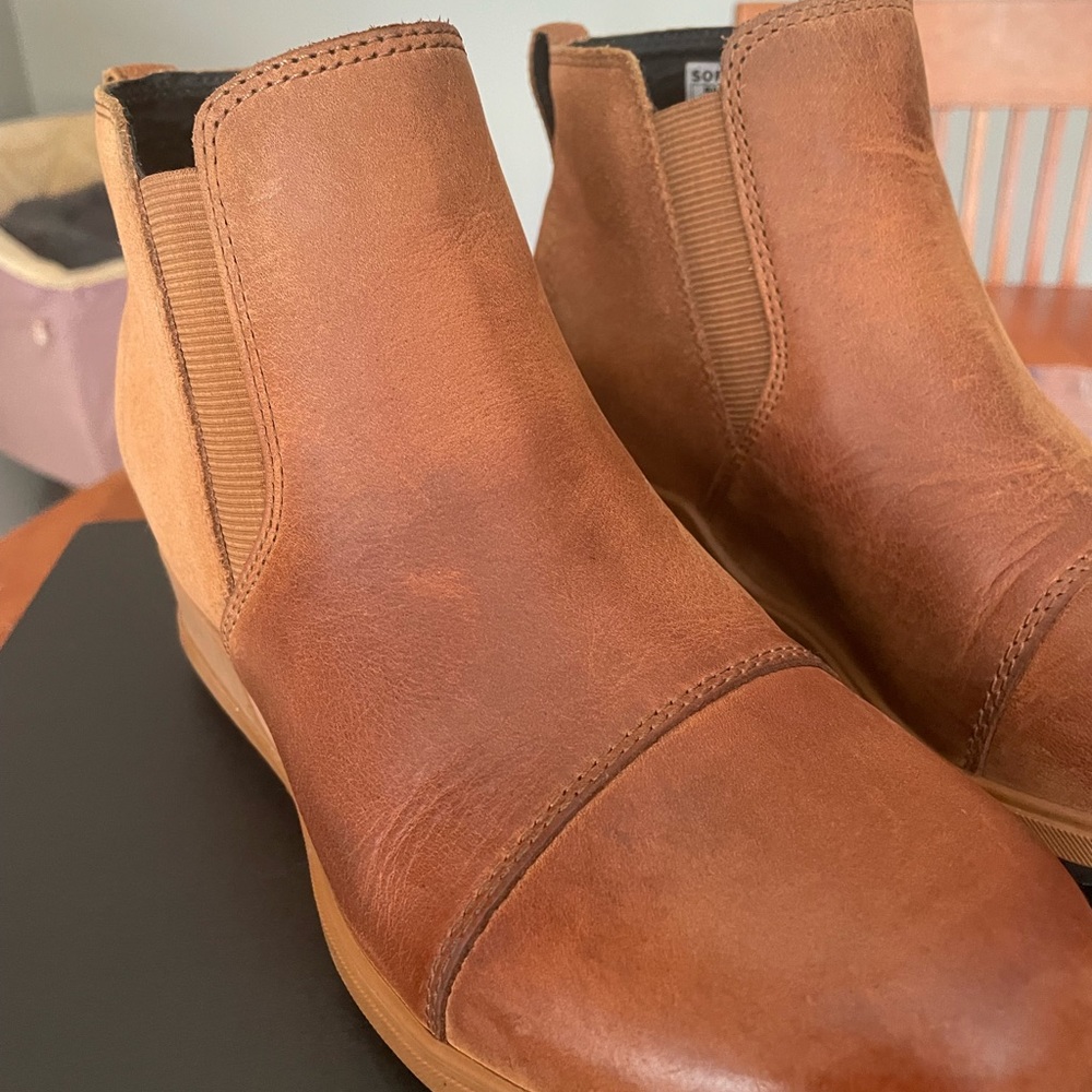 Womens Sorel evie boot Velvet tan size 7.5 like new, original box